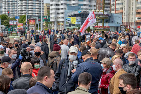 May 24 2020 Minsk Belarus Minsk is collecting votes for opposition candidates to participate in elections where masked people stand in a demonstrative queue to protest during the pandemic.のeditorial素材