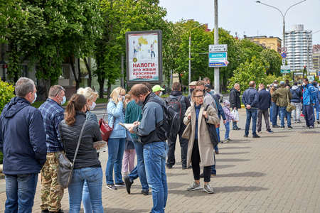 May 24 2020 Minsk Belarus There masked people stand in a demonstrative queue to protest during the pandemicのeditorial素材