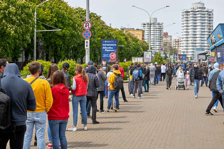 May 24 2020 Minsk Belarus Minsk collects votes for opposition candidates to participate in the elections, where people stand in a demonstrative queueのeditorial素材