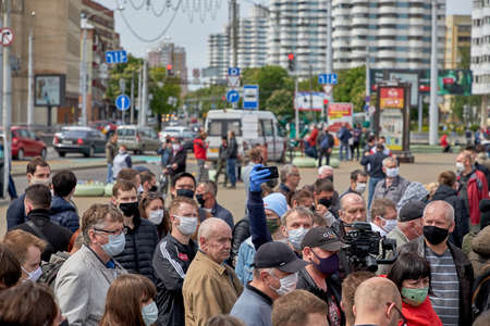 May 24 2020 Minsk Belarus Minsk is collecting votes for opposition candidates to participate in elections where masked people stand close to each other to protest during the pandemic in the squareのeditorial素材