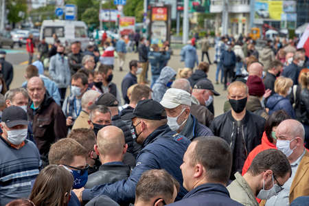 May 24 2020 Minsk Belarus There are many masked people who stand without distance to protest during the pandemicのeditorial素材