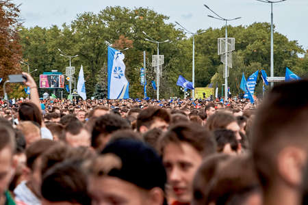 September 15, 2019 Minsk Belarus There are many marathon participants who are standing before the startのeditorial素材