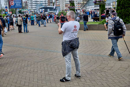 June 7 2020 Minsk Belarus An opposition blogger is broadcasting live on the streetのeditorial素材