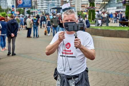 June 7 2020 Minsk Belarus An opposition blogger Nikolaj Maslovskij is broadcasting live on the streetのeditorial素材