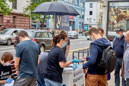 June 7 2020 Minsk Belarus Minsk residents cast their votes for participation in the presidential electionsのeditorial素材