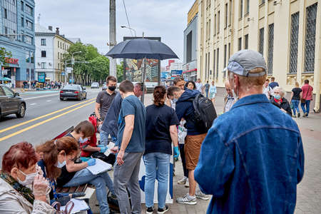 June 7 2020 Minsk Belarus A lot of activity of people.Minsk residents stand in line to cast their votes for a candidate to participate in the presidential electionのeditorial素材