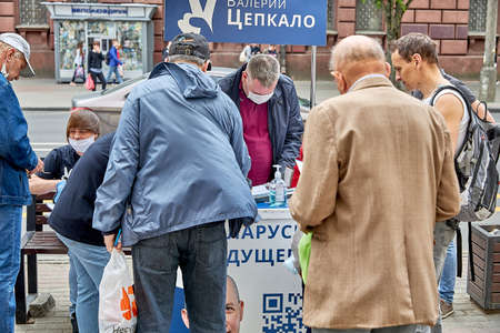 June 7 2020 Minsk Belarus The candidate's initiative group at the picket collects signatures from the population to participate in the presidential elections during the pandemicのeditorial素材