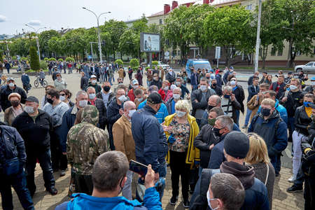 May 24 2020 Minsk Belarus A crowd of masked people stands in protest against the current governmentのeditorial素材