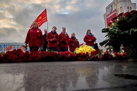 November 7, 2019 Minsk Belarus.There are people-participants of a political meeting of the Communist opposition, lay flowers to the monument to Lenin . Anniversary of the 1917 revolution.のeditorial素材