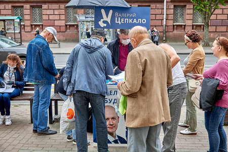 June 7 2020 Minsk Belarus People stand in line to cast their votes for opposition candidate Valery Tsepkalo for the post of President of the Republic of Belarusのeditorial素材