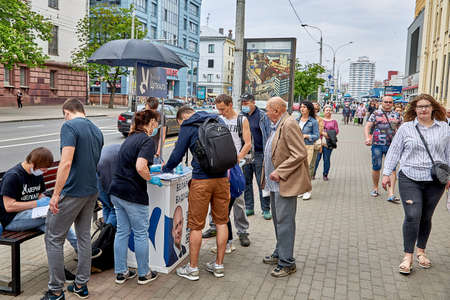 June 7 2020 Minsk Belarus Minsk residents stand in line to cast their votes for a candidate to participate in the presidential electionのeditorial素材