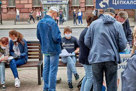 June 7 2020 Minsk Belarus The candidate's initiative group collects signatures from the population to participate in the presidential electionsのeditorial素材