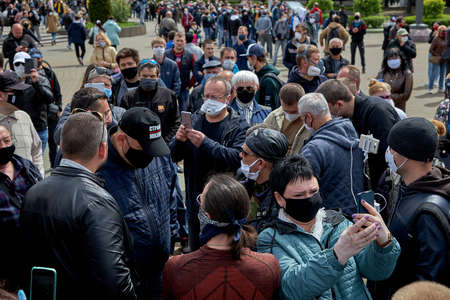May 24 2020 Minsk Belarus There are many masked people with phones who stand without distance during a protest in the city squareのeditorial素材