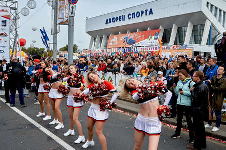 September 15, 2019 Minsk Belarus There are dancing girls cheerleaders before the start of the marathonのeditorial素材