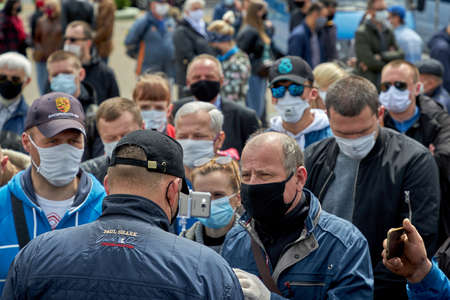 May 24 2020 Minsk Belarus There is a close-up from the back of the opposition leader Tikhonovsky, who agitates the gathered people in masksのeditorial素材
