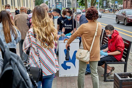 June 7 2020 Minsk Belarus A crowd of people stands in line to cast their votes for opposition candidate Valery Tsepkalo for the post of President of the Republic of Belarusのeditorial素材