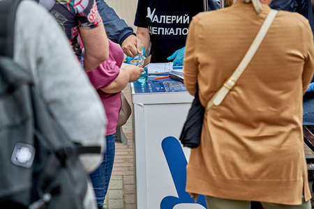 June 7 2020 Minsk Belarus Close up people want to cast their votes for the opposition candidate Valery Tsepkalo for the post of President of the Republic of Belarusのeditorial素材