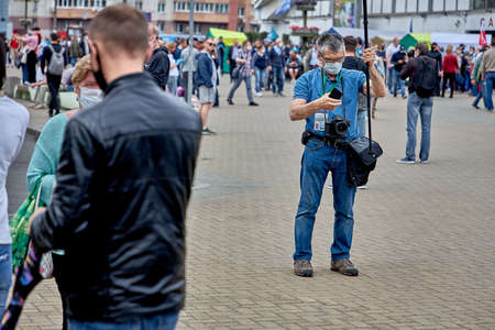 June 7 2020 Minsk Belarus On the square there is a correspondent with camerasのeditorial素材