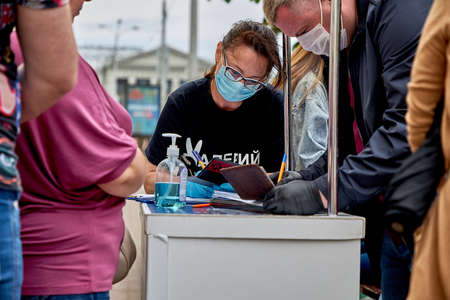 June 7 2020 Minsk Belarus There is a picket where a woman and a man collect signatures for an opposition presidential candidateのeditorial素材