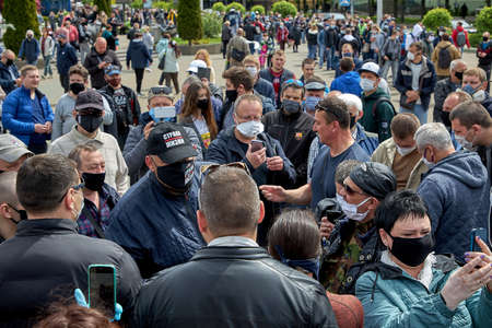 May 24 2020 Minsk Belarus There are many masked people who stand without distance during a protest in the city squareのeditorial素材