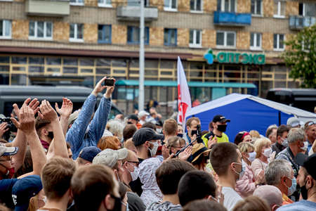 June 7 2020 Minsk Belarus There are many unknown masked people with phones who stand without distance during a protest in the city squareのeditorial素材