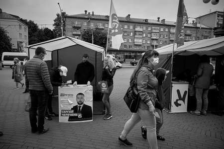 June 14 2020 Minsk Belarus A happy woman cast her votes for an opposition candidate next to a happy initiative groupのeditorial素材