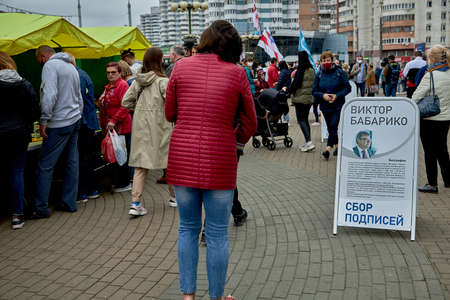 June 14 2020 Minsk Belarus Many people come to sign up for the opposition presidential candidateのeditorial素材