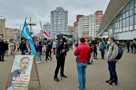 June 14 2020 Minsk Belarus An operator with a large camera takes pictures of people in the squareのeditorial素材