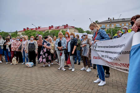 June 7 2020 Minsk Belarus A crowd gathers on a square in Minsk on political issues.のeditorial素材