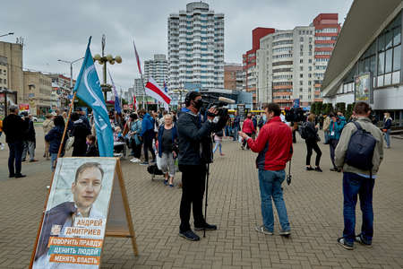 June 14 2020 Minsk Belarus A male cameraman with a large camera takes pictures of people in the squareのeditorial素材