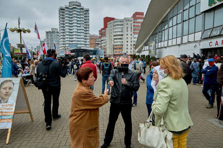 June 14 2020 Minsk Belarus An opposition blogger who broadcasts live on the Internet interviews Mature women arguing on political topicsのeditorial素材