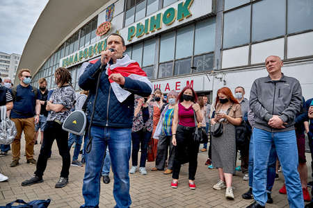 June 7 2020 Minsk Belarus The rally, when the opposition leader wrapped in a flag with a microphone, calls on people to fight the arbitrariness of the authoritiesのeditorial素材