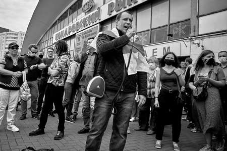 June 7 2020 Minsk Belarus The rally, when the opposition leader wrapped in a flag with a microphone, calls on people to fight against the arbitrariness of the authoritiesのeditorial素材