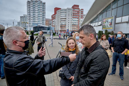 June 14 2020 Minsk Belarus Interview of a blogger with a person among people on the streetのeditorial素材
