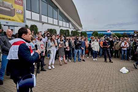 June 7 2020 Minsk Belarus The leader of the opposition with a microphone calls people to protestのeditorial素材