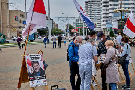 June 7 2020 Minsk Belarus A lot of masked people gathered around the table to sign up for the presidential candidateのeditorial素材