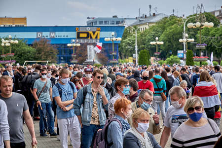 June 7 2020 Minsk Belarus There are a lot of people in medical masks waiting in line to leave signatures for presidential candidatesのeditorial素材