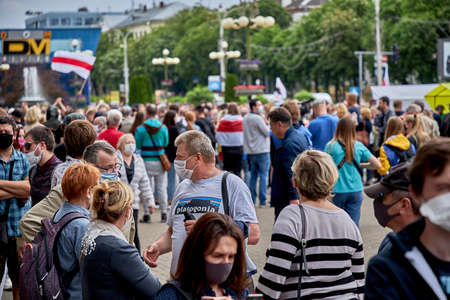 June 7 2020 Minsk Belarus There are a lot of people in medical masks arguing about opposition presidential candidatesのeditorial素材