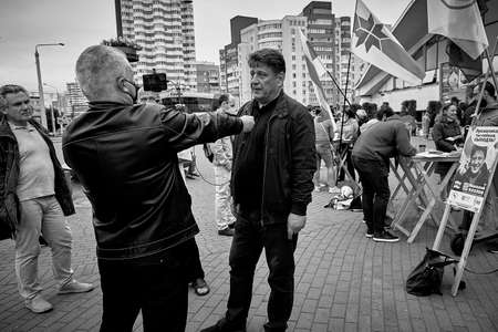 June 14 2020 Minsk Belarus A blogger interviews a presidential contender on the streetのeditorial素材
