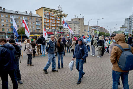 June 14 2020 Minsk Belarus Active people strolling up to the tables to collect signatures for possible presidential candidatesのeditorial素材