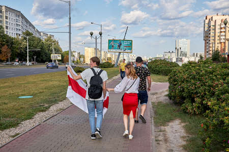 August 15 2020 Minsk Belarus Many people stand by the roadside to protest against violenceのeditorial素材
