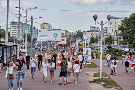 August 15 2020 Minsk Belarus Many people stand by the roadside to protest against violenceのeditorial素材