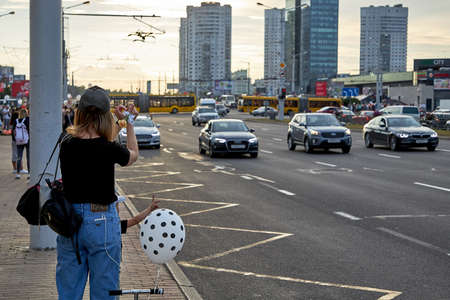 August 14 2020 Minsk Belarus Many people stand by the roadside to protest against violenceのeditorial素材