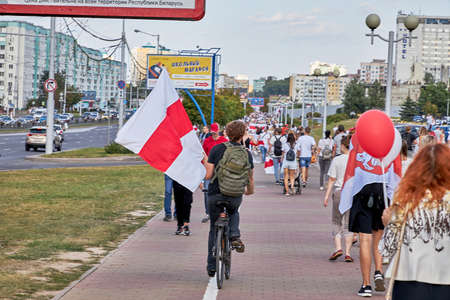 August 15 2020 Minsk Belarus Many people stand by the roadside to protest against violenceのeditorial素材