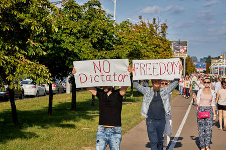 August 15 2020 Minsk Belarus Many people stand by the roadside to protest against violenceのeditorial素材