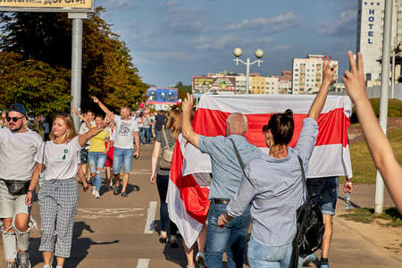 August 15 2020 Minsk Belarus Many people stand by the roadside to protest against violenceのeditorial素材