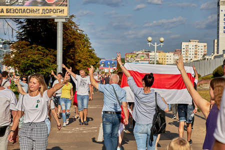 August 15 2020 Minsk Belarus Many people stand by the roadside to protest against violenceのeditorial素材