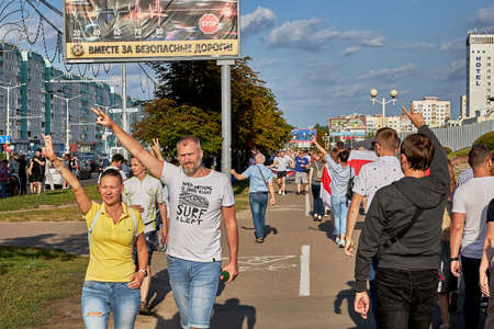 August 15 2020 Minsk Belarus Many people stand by the roadside to protest against violenceのeditorial素材