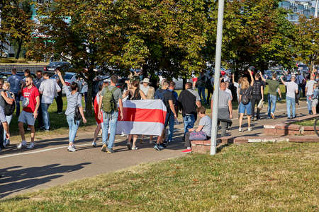 August 15 2020 Minsk Belarus Many people stand by the roadside to protest against violenceのeditorial素材