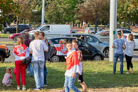 August 15 2020 Minsk Belarus Many people stand by the roadside to protest against violenceのeditorial素材